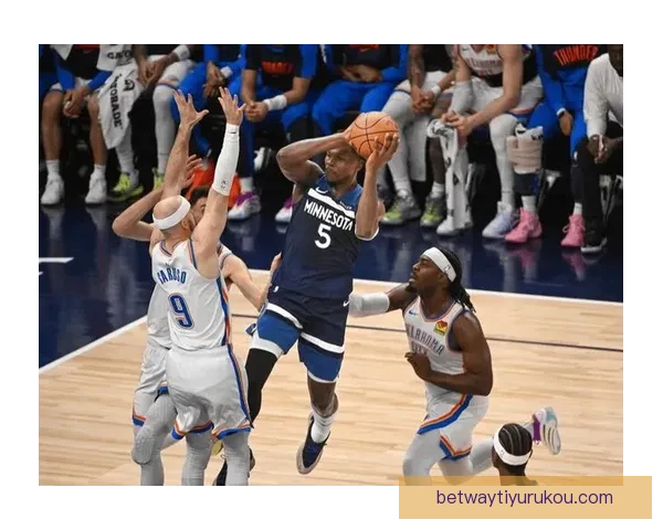 爱德华兹复出贡献17分森林狼大胜独行侠 多森姆三双表现亮眼弗拉格表现出色